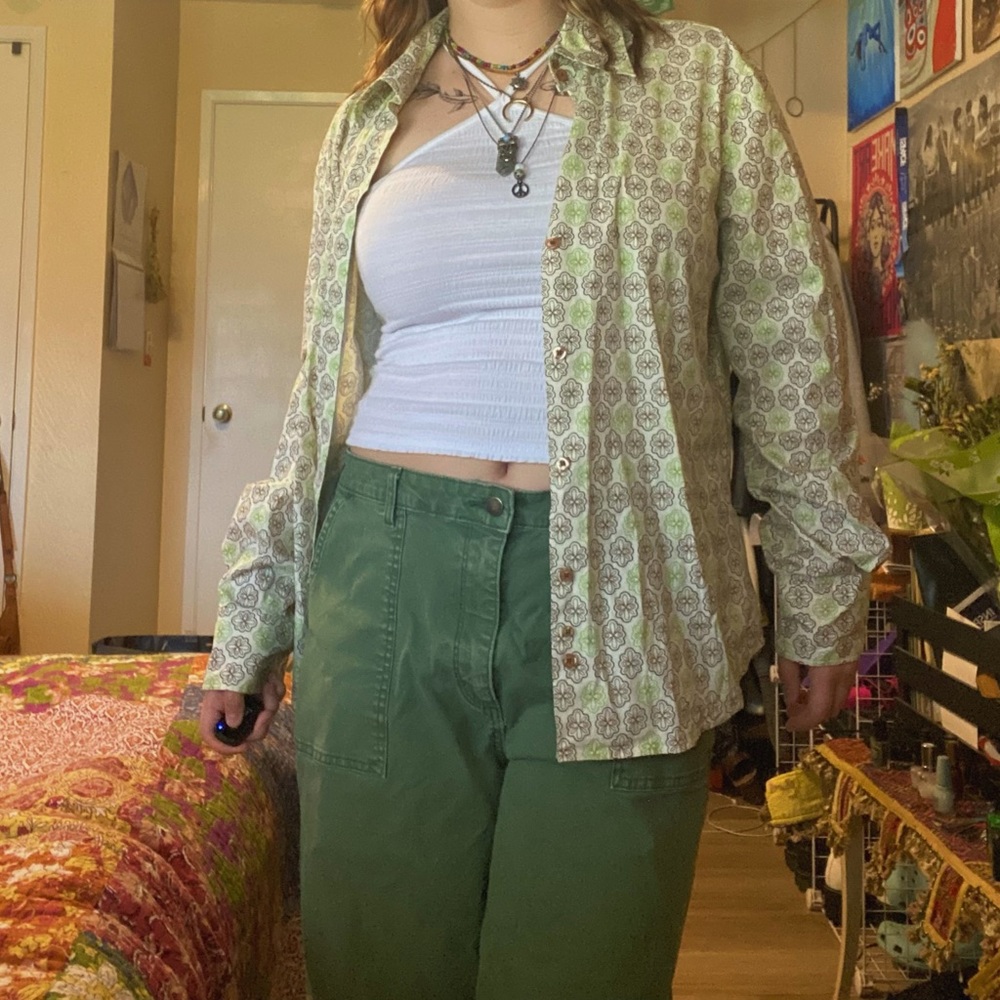 vintage button up with 70s inspired design! 💟🪩